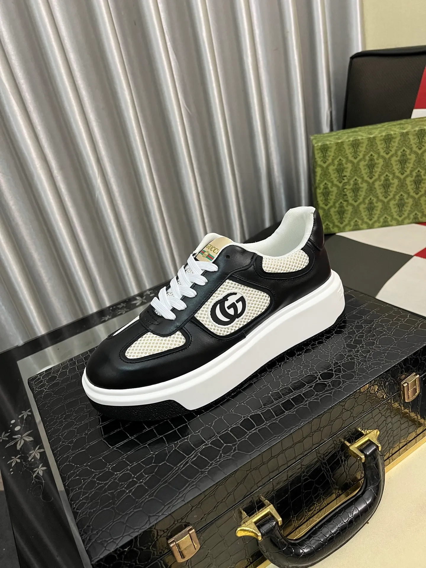 Men's Men's Shoes 💰458⌚️⌚️ [Gucci·Gucci] Original quality. ~ Unique modern style sneakers. 🏃A must-have casual shoe for trendy men😍😍 Original brand imported from Italy, imported original leather, sheep lining (refuses to discolor and grind feet) Sole: Original sole provided by the original factory, French lazy style design ⚠️Fit to the feet, original quality, super comfortable original sole. Just like shooting the real thing 🎬The real thing is better Code number: 38-442️⃣Colors available